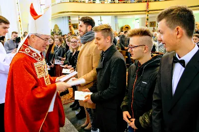 W Niedzielę Palmową młodzież diecezji rzeszowskiej modliła się z bp. Janem Wątrobą w Rzeszowie.  Rzeszowskie spotkanie rozpoczęło się o godz. 11.00 przy obelisku w centrum Parku Papieskiego. Tam odbył się konkurs na najdłuższą palmę, który prowadził ks. Krzysztof Golas, diecezjalny duszpasterz młodzieży. Najdłuższe palmy przekraczały 10 metrów wysokości.  Na placu przed katedrą odbyła się pierwsza część liturgii Niedzieli Palmowej, podczas której zebrani wysłuchali Ewangelię o wjeździe Jezusa do Jerozolimy, a bp Wątroba pobłogosławił palmy.  Już w katerze odbyła się Msza św., której przewodniczył biskup rzeszowski. Eucharystię koncelebrowało ponad dwudziestu księży, głównie duszpasterze młodzieży.  fot. Andrzej Kotowicz, Olga Cyburt