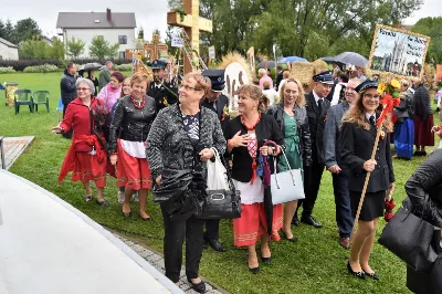 W niedzielę 29 sierpnia 2021 r. w Parku Papieskim w Rzeszowie odbyły się Dożynki Diecezjalne. Mimo deszczowej pogody do Parku Papieskiego przyjechało 57 delegacji z parafii diecezji rzeszowskiej z 65 wieńcami. Tegoroczną obsługę dożynek, w tym przygotowanie liturgii, zapewnili wierni i duszpasterze z dekanatu Rzeszów Wschód. Przed Mszą św. członkowie Stowarzyszenia Przyjaciół Ziemi Słocińskiej zaprezentowali program słowno-muzyczny. Podczas Mszy św. wystąpił chór z parafii św. Rocha w Rzeszowie pod dyrekcją Krzysztofa Husa oraz Gminna Orkiestra Dęta z Krasnego. Przed rozpoczęciem Mszy św. ks. Jerzy Uchman, diecezjalny duszpasterz rolników, przywitał przybyłych do Rzeszowa rolników, ogrodników, sadowników i pszczelarzy, wśród nich starostów dożynek: Marka Leśniewskiego i Teresę Kilar z parafii św. Rocha w Rzeszowie. Mszy św. przewodniczył bp Jan Wątroba. W koncelebrze uczestniczył bp Kazimierz Górny, ks. Wiesław Szurek oraz blisko dwudziestu księży. W długiej procesji z darami do ołtarza podeszły delegacje wszystkich obecnych parafii przynosząc chleby, wino, miód i owoce. Na zakończenie liturgii Biskup Rzeszowski pobłogosławił przyniesione płody ziemi. Po błogosławieństwie poszczególne delegacje, przedstawiane przez ks. Rafała Flaka, dyrektora Wydziału Duszpasterskiego Kurii Diecezjalnej w Rzeszowie, zaprezentowały swoje wieńce.  Fot. ks. Tomasz Nowak