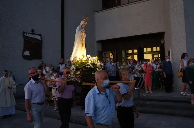 W czwartek 13 sierpnia przeżywaliśmy uroczyste Nabożeństwo Fatimskie. Naszym modlitwom przewodniczył ks. Wojciech Rybka SVD, misjonarz werbista, posługujący na Tajwanie. O godz. 18.40 zostały przedstawione prośby i podziękowania do Matki Bożej Fatimskiej, w intencji których sprawowana była także Msza Święta. Po Mszy Świętej wyruszyła procesja z figurą Matki Bożej. Nabożeństwo zakończył Apel Jasnogórski. fot. Rafał Waszczak