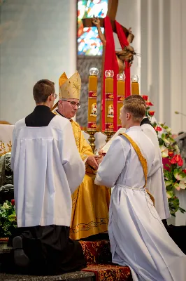 „Na swoje życie i swoje kapłaństwo trzeba popatrzeć w świetle Bożej miłości. Inaczej go nie pojmiemy ani my, ani ci, którzy będą na nas patrzeć” – mówił bp Jan Wątroba podczas Mszy św. z udzieleniem święceń prezbiteratu. 4 czerwca 2022 r. w kościele katedralnym jedenastu diakonów diecezji rzeszowskiej przyjęło sakrament kapłaństwa.
Do grona neoprezbiterów diecezji rzeszowskiej należą: ks. Sebastian Bełz z parafii w Nienadówce, ks. Krzysztof Lampart z parafii w Rudnej Wielkiej, ks. Mateusz Łachmanek z parafii w Lipinkach, ks. Karol Migut z parafii w Jasionce, ks. Marcin Murawski z parafii katedralnej w Rzeszowie, ks. Adrian Pazdan z parafii w Zagorzycach, ks. Tomasz Sienicki z parafii w Bieździedzy, ks. Dominik Świeboda z parafii w Palikówce, ks. Piotr Wąsacz z parafii bł. Władysława Findysza w Rzeszowie, ks. Mateusz Wojtuń z parafii w Święcanach oraz ks. Wiktor Zoła z parafii w Cieklinie.
Mszy św. przewodniczył i święceń udzielił bp Jan Wątroba. Eucharystię koncelebrowało około osiemdziesięciu księży, m.in: przełożeni Wyższego Seminarium Duchownego w Rzeszowie oraz proboszczowie i wikariusze z parafii rodzinnych neoprezbiterów. W Mszy św. uczestniczył abp Edward Nowak, bp Kazimierz Górny i bp Edward Białogłowski.
Zebranych w kościele katedralnym powitał ks. Krzysztof Gołąbek, proboszcz parafii.
W homilii bp Jan Wątroba nawiązał do słów z Ewangelii według św. Jana w których Chrystus tłumaczy co to znaczy być dobrym pasterzem. „Być kapłanem w Kościele Chrystusowym to znaczy mieć udział w Jego pasterskiej misji i stale upodabniać się do Dobrego Pasterza, który zna owce, karmi je, broni i jest gotów oddać życie dla ich dobra” – mówił hierarcha.
Po homilii odbył się obrzędy święceń: przyrzeczenie czci i posłuszeństwa Biskupowi Ordynariuszowi, Litania do Wszystkich Świętych podczas której kandydaci leżeli krzyżem, nałożenie rąk, modlitwa święceń oraz namaszczenie rąk krzyżmem i wręczenie chleba i wina. Podczas Liturgii Eucharystycznej nowo wyświęceni po raz pierwszy wyciągnęli dłonie nad chlebem i winem wypowiadając słowa konsekracji.
Na zakończenie Mszy św. ks. Tomasz Sienicki, podziękował w imieniu nowo wyświęconych wszystkim, którzy przyczynili się do przygotowania ich do kapłaństwa. Słowa wdzięczności, m.in. przełożonym Wyższego Seminarium Duchownego w Rzeszowie i rodzicom neoprezbiterów, wypowiedział bp Jan Wątroba. 
W drodze do zakrystii neoprezbiterzy zatrzymali się przy figurze Matki Bożej Fatimskiej zawierzając swoje kapłaństwo Matce Bożej.
W niedzielę, 5 czerwca, w Uroczystość Zesłania Ducha Świętego, neoprezbiterzy będą sprawować w swoich rodzinnych parafiach uroczyste Msze św. prymicyjne, a w najbliższych tygodniach otrzymają skierowania do parafii.

Fot. ks. Jakub Nagi oraz biala-wrona.pl
