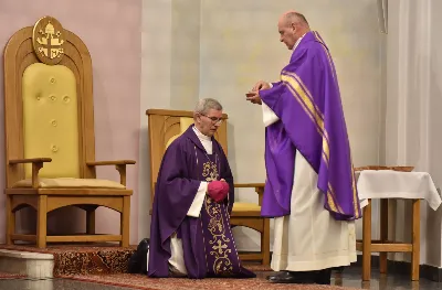 Mszy św. w Środę Popielcową na rozpoczęcie Wielkiego Postu w katedrze rzeszowskiej przewodniczył bp Jan Wątroba. Eucharystię koncelebrowali: ks. Łukasz Cyrnek, ks. Krzysztof Golas, ks. Krzysztof Gołąbek, ks. Sławomir Jeziorski, ks. Dominik Kiełb, ks. Jakub Nagi i ks. Nikodem Rybczyk.
Homilię wygłosił ks. Julian Wybraniec, wikariusz parafii katedralnej. Kaznodzieja w rozważaniu mówił o symbolice popiołu, którym w Środę Popielcową posypuje się głowy uczestników liturgii.
Po homilii odbył się obrzęd wybrania i wpisania imion do księgi katechumenów dwóch kobiet, które, jako dorosłe, przygotowują się do przyjęcia sakramentów inicjacji chrześcijańskiej.
Następnie odbył się obrzęd posypania popiołem.
Podczas Mszy św. posługę muzyczną pełniła Katedralna Schola Liturgiczna. Eucharystia była transmitowana przez Katolickie Radio VIA.
fot. ks. Jakub Oczkowicz