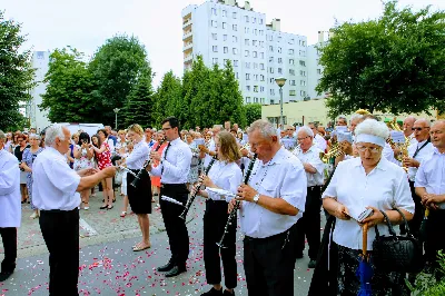 W czwartek w Uroczystość Najświętszego Ciała i Krwi Pańskiej (Boże Ciało) Msza Święta parafialna o godz. 12.00 była sprawowana na osiedlu Drabinianka na placu zieleni między ul. Graniczną i Zieloną. Dziękujemy parafianom za zaangażowanie i pomoc w przygotowaniu ołtarzy: - Ołtarz Mszy Świętej - Spółdzielnia Mieszkaniowa Metalowiec i mieszkańcy ul. Zielonej. - I ołtarz przy kapliczce Matki Bożej Fatimskiej – mieszkańcy bloku ul. Cicha 9. - II ołtarz przy Akademikach – mieszkańcy bloków ul. Cicha 3 i 7. - III ołtarz przed „Energetykiem” mieszkańcy bloku Kwiatkowskiego 5. - IV ołtarz obok bloków ul. Graniczna 4a i 4b – mieszkańcy tychże bloków.  fot. Andrzej Kotowicz