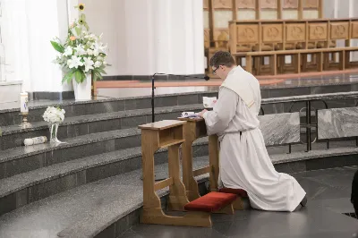 "Gwiazdo śliczna, wspaniała, o fatimska Maryja! Do Ciebie się uciekamy, o Maryjo, Maryjo!" Słowami tej pieśni licznie zgromadzeni w katedralnej świątyni wierni rozpoczęli kolejne w tym roku uroczyste nabożeństwo fatimskie. Wrześniowej modlitwie przewodniczyła parafia pw. Św. Michała Archanioła w Rzeszowie. Wielu parafian przybyło do Katedry w pieszej pielgrzymce pod przewodnictwem księdza Czesława Matuły. Przed Mszą Świętą, przy figurze Pani Fatimskiej, dk. Marcin Murawski odczytał liczne prośby i podziękowania do Matki Bożej. Uroczystej Eucharystii przewodniczył oraz Słowo Boże wygłosił proboszcz parafii pw. Św. Michała Archanioła w Rzeszowie - ks. Michał Bator. Kaznodzieja ukazał wartość i moc modlitwy. Za wzór postawił setnika, który spotyka się z czułym Jezusem. Tak jak Bóg znał potrzeby setnika, tak samo zna i nasze potrzeby i problemy. Jednak, jak przypomniał ks. Michał, każdy z nas musi przyjąć postawę setnika: uznać swój grzech i swoją niemoc. Wtedy Bóg będzie mógł działać w naszym życiu. W dalszej części homilii kaznodzieja przypomniał sylwetkę błogosławionej matki Elżbiety Czackiej, będącej dla nas wzorem cierpliwości i oczekiwania. Potrzebujemy czasu, aby łaska Boża przemieniła nasze serce – przypomniał kaznodzieja. Ta cierpliwość pomaga odkrywać Boży plan na nasze życie. Po zakończeniu Eucharystii wszyscy zgromadzeni wyruszyli w procesji różańcowej z figurą Matki Bożej Fatimskiej oraz relikwiami błogosławionych Hiacynty i Franciszka. Wierni prosili, aby Boże słowo wypełniało się w ich codzienności. Tej części nabożeństwa przewodniczył ks. Jakub Oczkowicz wraz z przedstawicielami parafii pw. Św. Michała Archanioła. Wspólną modlitwę zakończyło odśpiewanie Apelu Jasnogórskiego oraz adoracja Najświętszego Sakramentu. Na koniec ks. Krzysztof Gołąbek – proboszcz Katedry, dziękując wszystkim za obecność i wspólne czuwanie przy Matce Bożej, zaprosił na ostatnie w tym roku, październikowe nabożeństwo fatimskie.  fot. Małgorzata Ryndak