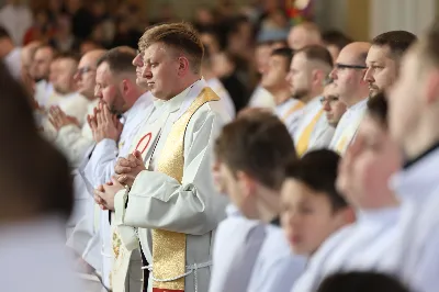 „Eucharystia powinna nas prowadzić do odkrycia kapłańskiej misji Ludu Bożego, kapłańskiej misji każdego z nas” – powiedział Biskup Rzeszowski podczas Mszy Wieczerzy Pańskiej, której przewodniczył w katedrze rzeszowskiej w Wielki Czwartek, 2 kwietnia 2026 r.
Podczas uroczystej liturgii Wielkiego Czwartku w katedrze rzeszowskiej, której przewodniczył bp Jan Wątroba, wierni zostali zaproszeni do refleksji nad tajemnicą Eucharystii, kapłaństwa oraz powołania całego Ludu Bożego do udziału w misji Chrystusa. Na zakończenie homilii biskup zachęcił do szczególnej modlitwy za kapłanów, zwłaszcza tych przeżywających trudności i kryzysy. „Panie Jezu, dobry pasterzu i towarzyszu wędrówki, dziś powierzamy Ci wszystkich kapłanów, ale zwłaszcza tych, którzy przechodzą chwilę kryzysu” – powiedział Biskup Rzeszowski. Wezwał także wspólnotę wiernych do troski o kapłanów poprzez modlitwę, życzliwość i wsparcie.
Wielkoczwartkowa liturgia w katedrze rzeszowskiej stała się nie tylko dziękczynieniem za dar Eucharystii i kapłaństwa, ale także wezwaniem do odnowienia świadomości odpowiedzialności każdego wiernego za życie Kościoła i świadectwo wiary w świecie. fot. ks. Jakub Oczkowicz