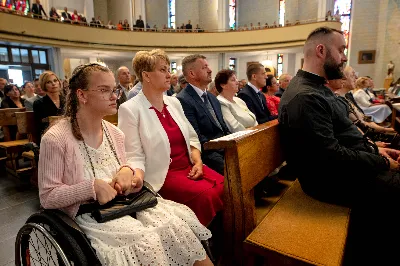 „Na swoje życie i swoje kapłaństwo trzeba popatrzeć w świetle Bożej miłości. Inaczej go nie pojmiemy ani my, ani ci, którzy będą na nas patrzeć” – mówił bp Jan Wątroba podczas Mszy św. z udzieleniem święceń prezbiteratu. 4 czerwca 2022 r. w kościele katedralnym jedenastu diakonów diecezji rzeszowskiej przyjęło sakrament kapłaństwa.
Do grona neoprezbiterów diecezji rzeszowskiej należą: ks. Sebastian Bełz z parafii w Nienadówce, ks. Krzysztof Lampart z parafii w Rudnej Wielkiej, ks. Mateusz Łachmanek z parafii w Lipinkach, ks. Karol Migut z parafii w Jasionce, ks. Marcin Murawski z parafii katedralnej w Rzeszowie, ks. Adrian Pazdan z parafii w Zagorzycach, ks. Tomasz Sienicki z parafii w Bieździedzy, ks. Dominik Świeboda z parafii w Palikówce, ks. Piotr Wąsacz z parafii bł. Władysława Findysza w Rzeszowie, ks. Mateusz Wojtuń z parafii w Święcanach oraz ks. Wiktor Zoła z parafii w Cieklinie.
Mszy św. przewodniczył i święceń udzielił bp Jan Wątroba. Eucharystię koncelebrowało około osiemdziesięciu księży, m.in: przełożeni Wyższego Seminarium Duchownego w Rzeszowie oraz proboszczowie i wikariusze z parafii rodzinnych neoprezbiterów. W Mszy św. uczestniczył abp Edward Nowak, bp Kazimierz Górny i bp Edward Białogłowski.
Zebranych w kościele katedralnym powitał ks. Krzysztof Gołąbek, proboszcz parafii.
W homilii bp Jan Wątroba nawiązał do słów z Ewangelii według św. Jana w których Chrystus tłumaczy co to znaczy być dobrym pasterzem. „Być kapłanem w Kościele Chrystusowym to znaczy mieć udział w Jego pasterskiej misji i stale upodabniać się do Dobrego Pasterza, który zna owce, karmi je, broni i jest gotów oddać życie dla ich dobra” – mówił hierarcha.
Po homilii odbył się obrzędy święceń: przyrzeczenie czci i posłuszeństwa Biskupowi Ordynariuszowi, Litania do Wszystkich Świętych podczas której kandydaci leżeli krzyżem, nałożenie rąk, modlitwa święceń oraz namaszczenie rąk krzyżmem i wręczenie chleba i wina. Podczas Liturgii Eucharystycznej nowo wyświęceni po raz pierwszy wyciągnęli dłonie nad chlebem i winem wypowiadając słowa konsekracji.
Na zakończenie Mszy św. ks. Tomasz Sienicki, podziękował w imieniu nowo wyświęconych wszystkim, którzy przyczynili się do przygotowania ich do kapłaństwa. Słowa wdzięczności, m.in. przełożonym Wyższego Seminarium Duchownego w Rzeszowie i rodzicom neoprezbiterów, wypowiedział bp Jan Wątroba. 
W drodze do zakrystii neoprezbiterzy zatrzymali się przy figurze Matki Bożej Fatimskiej zawierzając swoje kapłaństwo Matce Bożej.
W niedzielę, 5 czerwca, w Uroczystość Zesłania Ducha Świętego, neoprezbiterzy będą sprawować w swoich rodzinnych parafiach uroczyste Msze św. prymicyjne, a w najbliższych tygodniach otrzymają skierowania do parafii.

Fot. ks. Jakub Nagi oraz biala-wrona.pl
