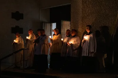 W niedzielę 13 sierpnia przeżywaliśmy kolejne w tym roku Nabożeństwo Fatimskie. O godz. 18.40 zostały przedstawione prośby i podziękowania do Matki Bożej Fatimskiej, w intencji których sprawowana była także Msza Święta. Eucharystii przewodniczył ks. Piotr Fortuna (proboszcz parafii Rzeszów-Matysówka), homilię zaś wygłosił ks. Jan Pyziak (proboszcz parafii Rzeszów-Matysówka w latach 1985-2018). Po Mszy Świętej wyruszyła procesja z figurą Matki Bożej, podczas której modlitwę różańcową prowadzili przedstawiciele parafii Rzeszów-Zalesie wraz ze swoim duszpasterzem ks. Łukaszem Jaskiem. Modlitwę ubogaciła obecność Orkiestry Dętej pod dyrekcją Tadeusza Cielaka. Nabożeństwo zakończył Apel Jasnogórski. fot. Joanna Prasoł