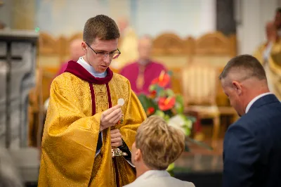 „Na swoje życie i swoje kapłaństwo trzeba popatrzeć w świetle Bożej miłości. Inaczej go nie pojmiemy ani my, ani ci, którzy będą na nas patrzeć” – mówił bp Jan Wątroba podczas Mszy św. z udzieleniem święceń prezbiteratu. 4 czerwca 2022 r. w kościele katedralnym jedenastu diakonów diecezji rzeszowskiej przyjęło sakrament kapłaństwa.
Do grona neoprezbiterów diecezji rzeszowskiej należą: ks. Sebastian Bełz z parafii w Nienadówce, ks. Krzysztof Lampart z parafii w Rudnej Wielkiej, ks. Mateusz Łachmanek z parafii w Lipinkach, ks. Karol Migut z parafii w Jasionce, ks. Marcin Murawski z parafii katedralnej w Rzeszowie, ks. Adrian Pazdan z parafii w Zagorzycach, ks. Tomasz Sienicki z parafii w Bieździedzy, ks. Dominik Świeboda z parafii w Palikówce, ks. Piotr Wąsacz z parafii bł. Władysława Findysza w Rzeszowie, ks. Mateusz Wojtuń z parafii w Święcanach oraz ks. Wiktor Zoła z parafii w Cieklinie.
Mszy św. przewodniczył i święceń udzielił bp Jan Wątroba. Eucharystię koncelebrowało około osiemdziesięciu księży, m.in: przełożeni Wyższego Seminarium Duchownego w Rzeszowie oraz proboszczowie i wikariusze z parafii rodzinnych neoprezbiterów. W Mszy św. uczestniczył abp Edward Nowak, bp Kazimierz Górny i bp Edward Białogłowski.
Zebranych w kościele katedralnym powitał ks. Krzysztof Gołąbek, proboszcz parafii.
W homilii bp Jan Wątroba nawiązał do słów z Ewangelii według św. Jana w których Chrystus tłumaczy co to znaczy być dobrym pasterzem. „Być kapłanem w Kościele Chrystusowym to znaczy mieć udział w Jego pasterskiej misji i stale upodabniać się do Dobrego Pasterza, który zna owce, karmi je, broni i jest gotów oddać życie dla ich dobra” – mówił hierarcha.
Po homilii odbył się obrzędy święceń: przyrzeczenie czci i posłuszeństwa Biskupowi Ordynariuszowi, Litania do Wszystkich Świętych podczas której kandydaci leżeli krzyżem, nałożenie rąk, modlitwa święceń oraz namaszczenie rąk krzyżmem i wręczenie chleba i wina. Podczas Liturgii Eucharystycznej nowo wyświęceni po raz pierwszy wyciągnęli dłonie nad chlebem i winem wypowiadając słowa konsekracji.
Na zakończenie Mszy św. ks. Tomasz Sienicki, podziękował w imieniu nowo wyświęconych wszystkim, którzy przyczynili się do przygotowania ich do kapłaństwa. Słowa wdzięczności, m.in. przełożonym Wyższego Seminarium Duchownego w Rzeszowie i rodzicom neoprezbiterów, wypowiedział bp Jan Wątroba. 
W drodze do zakrystii neoprezbiterzy zatrzymali się przy figurze Matki Bożej Fatimskiej zawierzając swoje kapłaństwo Matce Bożej.
W niedzielę, 5 czerwca, w Uroczystość Zesłania Ducha Świętego, neoprezbiterzy będą sprawować w swoich rodzinnych parafiach uroczyste Msze św. prymicyjne, a w najbliższych tygodniach otrzymają skierowania do parafii.

Fot. ks. Jakub Nagi oraz biala-wrona.pl
