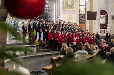 W niedzielę Chrztu Pańskiego w Katedrze Rzeszowskiej wybrzmiały najpiękniejsze polskie kolędy i pastorałki wykonane przez Katedralny Chór Chłopięco-Męski Pueri Cantores Resovienses pod dyrekcją Marcina Florczaka. Chór miał okazję wystąpić kilkukrotnie w Katedrze w czasie liturgicznego okresu Bożego Narodzenia uświetniając swym śpiewem obchodzone uroczystości. Miało to miejsce podczas mszy świętych w niedzielę Świętej Rodziny, w święto św. Jana Apostoła z okazji imienin księdza biskupa Jana Wątroby oraz w uroczystość Objawienia Pańskiego z okazji kolejnej rocznicy przyjęcia sakry biskupiej przez księży biskupów Kazimierza Górnego i Edwarda Białogłowskiego. W ubiegłą niedzielę (9.01) po Mszy Świętej o godz. 12:00 można było znów usłyszeć wiele pięknych, znanych polskich kolęd w wykonaniu chóru, m. in. Bóg się rodzi, Tryumfy Króla Niebieskiego, Przybieżeli do Betlejem czy Cicha noc. Wybrzmiały także mniej znane, ale równie piękne pastorałki: Cicho, cicho pastuszkowie w wykonaniu solisty Eryka Chudzika czy Kołysanka Józefa w wykonaniu solisty Tomasza Nowaka. Solową partią popisał się także Jan Żmuda  w kolędzie Jezus malusieńki. Solistom akompaniował na pianinie chórzysta Maksymilian Rogóż. Chór wykonał także po dwa utwory na głosy męskie (W żłobie leży i Mizerna cicha) oraz na głosy dziecięce (Gore gwiazda i My też pastuszkowie).  Kolędowanie wpisuje się zarówno w kanon liturgii Kościoła katolickiego, jak i w naszą narodową tradycję. Dlatego wszyscy chętnie słuchają tych utworów, jednocześnie włączając się we wspólny śpiew. Także tym razem na zakończenie spotkania Panu Dyrygentowi udało się porwać zgromadzonych wiernych do wspólnego wykonania kolędy Wśród nocnej ciszy. Działalność Katedralnego Chóru Chłopięco-Męskiego Pueri Cantores Resovienses można wesprzeć przekazując 1% podatku na OPP Katolickie Towarzystwo Śpiewacze KRS 0000050601 lub wpłacając darowiznę na cele statutowe na konto bankowe podane na stronie resovienses.org. Beata Świerad fot. Joanna Prasoł