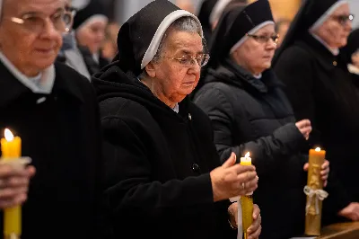 „Nasza wdzięczność jest szczególna wobec osób konsekrowanych za ich czytelne świadectwo wiary i za to, że żyjąc wiarą na co dzień ukazują chrystusowy styl życia” – mówił biskup Jan Wątroba podczas Mszy św. w katedrze rzeszowskiej w święto Ofiarowania Pańskiego. W Eucharystii, z okazji swojego święta patronalnego, uczestniczyły osoby konsekrowane posługujące w diecezji rzeszowskiej.
Mszy św. w katedrze rzeszowskiej przewodniczył bp Jan Wątroba, który modlił się w intencji osób konsekrowanych, przeżywających w święto Ofiarowania Pańskiego (02.02.) swoje święto patronalne. Eucharystię koncelebrował ks. Stanisław Kamiński, wikariusz biskupi ds. zakonnych, a także 9 kapłanów.
Na początku Mszy św. ks. Stanisław Kamiński powitał zebranych i wprowadził w przeżywaną liturgię. Następnie odbył się obrzęd błogosławieństwa świec i procesja z dolnego kościoła do głównej części katedry rzeszowskiej
Homilię wygłosił bp Jan Wątroba, który w pierwszej części, odnosząc się do przeżywanego święta, nawiązał do postawy Matki Najświętszej i św. Józefa. „Maryja uczy nas, że wierność Bogu oznacza wypełnianie prawa Bożego. Ona wypełniła wszystko bez wyjątku. Choć sama nie potrzebowała oczyszczenia, pozostała jednak posłuszna prawu. Skromna, prosta, uboga kobieta, poddana Bogu. W postawie Maryi i Józefa można dostrzec piękną lekcję dla rodziców i wychowawców. Rodzice powinni przedstawiać, czyli zawierzać swoje dzieci Panu Bogu. To jest gest wdzięczności wobec Stwórcy, a także znak wielkiej pokory wobec niełatwej misji rodzicielskiej i wychowawczej. Pełny rozwój człowieka dokonuje się dzięki Bożej łasce, a rodzice powinni się czuć narzędziem Bożej łaski, dlatego powinni często błogosławić swoje dzieci, modlić się za nie i z nimi oraz wciąż na nowo zawierzać je Panu Bogu” – mówił bp Wątroba.
Biskup Rzeszowski odnosząc się do obchodzonego Dnia życia konsekrowanego powiedział: „Trzy elementy wspólnoty: słowo, wierność i otwarcie na Ducha Świętego stanowią istotę życia każdej osoby konsekrowanej. Rozważać słowo Boże, trwać wiernie na modlitwie i być otwartym na to, co Duch Święty chce nam powiedzieć, to wypełnić powołanie do życia konsekrowanego, a jednocześnie wyznać wiarę w Kościół Chrystusowy. Nasza wdzięczność jest szczególna wobec osób konsekrowanych za ich czytelne świadectwo wiary i za to, że żyjąc wiarą na co dzień ukazują chrystusowy styl życia. Towarzyszą nam przez swoją pełną zatroskania miłosierną obecność, ale także przez milczącą obecność przepełnioną modlitwą w intencjach Kościoła, świata, a także poszczególnych osób i wspólnot”.
Po homilii osoby konsekrowane zgromadzone w katedrze odnowiły swoje przyrzeczenia.
Na zakończenie liturgii s. Agata Jakieła CSFN, referentka diecezjalna ds. życia konsekrowanego, podziękowała bp. Janowi Wątrobie za przewodniczenie liturgii i modlitwę w intencji osób życia konsekrowanego.
W Eucharystii w rzeszowskiej katedrze uczestniczyło prawie 100 osób życia konsekrowanego, a pośród nich ojcowie i bracia zakonni, siostry zakonne, wdowy i dziewice konsekrowane oraz członkowie instytutów świeckich. Śpiewy podczas liturgii wykonała Katedralna Schola Liturgiczna pod dyrekcją ks. Juliana Wybrańca, a przy organach zasiadł katedralny organista – Wiesław Siewierski. 

fot. Jola Warchoł