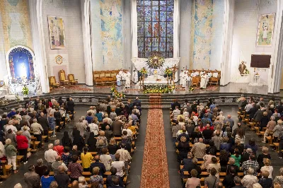 W poniedziałek 13 czerwca miało miejsce kolejne w tym roku uroczyste Nabożeństwo Fatimskie. O godz. 18.40 zostały przedstawione prośby i podziękowania do Matki Bożej Fatimskiej, w intencji których sprawowana była także Msza Święta o godz. 19.00. Eucharystii przewodniczył i homilię wygłosił ks. Tadeusz Pindara. Po Mszy Świętej ks. Tomasz Bać wraz z parafianami parafii Bożego Miłosierdzia przewodniczyli modlitwie różańcowej przy figurze Matki Bożej Fatimskiej. Nabożeństwo zakończył Apel Jasnogórski. Dziękujemy parafii pw. Matki Bożej Częstochowskiej w Rzeszowie (Drabinianka) za przygotowanie liturgii oraz parafii pw. Miłosierdzia Bożego (Biała) za prowadzenie modlitwy różańcowej. fot. Joanna Prasoł