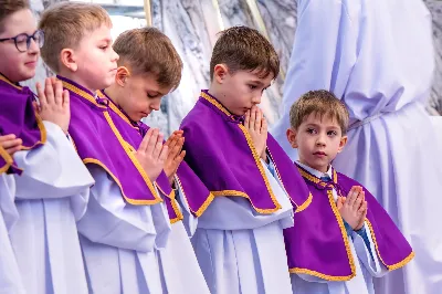 W III niedzielę Wielkiego Postu, 3 marca, podczas Mszy Świętej o godz. 12.00 ks. Krzysztof Gołąbek - proboszcz naszej Katedry, przyjął do grona Liturgicznej Służby Ołtarza dwunastu chłopców. Po odpowiednim przygotowaniu, pod czujnym okiem ks. Pawła Wójcika – opiekuna ministrantów oraz ceremoniarza Rafała Waszczaka i animatorów-praktykantów, otrzymali stopień ministranta choralisty, po raz pierwszy mogli ubrać kołnierzyki, a także otrzymali legitymacje ministranckie. To wielka radość dla naszej parafii. Gratulujemy chłopcom odwagi oraz życzymy wytrwałości w tym pięknym powołaniu, jakim jest służba przy Ołtarzu Pana Jezusa. Podczas Mszy Świętej zaśpiewała Dziewczęca Schola Katedralna.
Zapraszamy wszystkich chętnych chłopców do wstąpienia w szeregi katedralnej Liturgicznej Służby Ołtarza. Zainteresowanych prosimy o kontakt z ks. Pawłem Wójcikiem.
Rafał Waszczak
fot. Joanna Prasoł