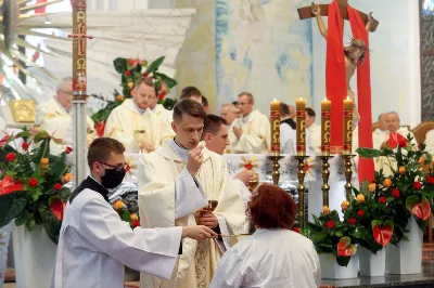 30 maja 2020 r. w naszej Katedrze sześciu diakonów diecezji rzeszowskiej przyjęło sakrament kapłaństwa. Do grona neoprezbiterów diecezji rzeszowskiej należą: ks. Jakub Dzierżak z parafii Matki Bożej Łaskawej w Chmielniku, ks. Robert Firek z parafii św. Andrzeja Apostoła w Rożnowicach, ks. Kamil Gierus z parafii św. Stanisława Biskupa i Męczennika w Dobrzechowie, ks. Tomasz Jordan z parafii Narodzenia Najświętszej Maryi Panny w Sędziszowie Małopolskim, ks. Szymon Kłak z parafii św. Józefa Sebastiana Pelczara w Rzeszowie i ks. Adam Piotrowicz z parafii Narodzenia Najświętszej Maryi Panny w Libuszy. Mszy św. przewodniczył i święceń udzielił bp Jan Wątroba. W Eucharystii uczestniczyło około osiemdziesięciu księży, m.in: przełożeni Wyższego Seminarium Duchownego w Rzeszowie oraz proboszczowie i wikariusze z parafii rodzinnych neoprezbiterów. W niedzielę, 31 maja, w Uroczystość Zesłania Ducha Świętego, neoprezbiterzy będą sprawować w swoich rodzinnych parafiach uroczyste Msze św. prymicyjne, a w najbliższych tygodniach otrzymają skierowania do parafii. fot. ks. Tomasz Nowak i Krzysztof Kapica/Nowiny Pokaż mniej