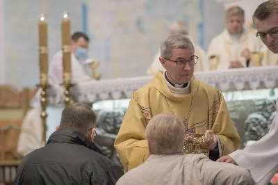 W kościele katedralnym w Rzeszowie bp Jan Wątroba przewodniczył Mszy św., która zainaugurowała fazę diecezjalną ogólnokościelnego synodu biskupów, który przebiega pod hasłem “W stronę Kościoła synodalnego. Komunia. Uczestnictwo. Misja”. W Eucharystii uczestniczył również bp Kazimierz Górny, kapłani odpowiedzialni za poszczególne duszpasterstwa w diecezji, siostry zakonne i świeccy.  Przed rozpoczęciem Eucharystii, ks. dr Rafał Flak, który jest dyrektorem wydziału duszpasterskiego, a także diecezjalnym koordynatorem synodu, wyjaśnił wiernym zebranym w katedrze czym jest rozpoczęty synod i jaka jest jego problematyka oraz jakie są oczekiwania Ojca Świętego, który zainicjował to wydarzenie.  “Synod jest synodem o tym, jaki teraz jest Kościół, jak bardzo jest prawdziwą wspólnotą i co możemy zrobić, żeby bardziej spełniał swoją misję. Synod ma tworzyć przestrzeń do wspólnej modlitwy i rozmowy oraz skłonić do zastanowienia się, jak wygląda nasze “podążanie razem”, bo to jest znaczenie terminu “synod”. Co jest w nim wyjątkowe? Że nie jest synodem wyłącznie biskupów, ale wszystkich wiernych” – podkreślał ks. Flak .  Powołując się na “Vademecum synodu o synodalności”, ks. Rafał Flak mówił, że na etapie diecezjalnym synodu konieczne jest doprowadzenie do spotkania na linii duchowni-świeccy, by nawzajem wypowiedzieć konstruktywne uwagi o Kościele dzisiaj. “Vademecum mówi także o tym, opisując dziewięć pułapek, w które można wpaść, organizując synodalne rozmowy. To na przykład słuchanie tylko tych, którzy już są zaangażowani w działalność Kościoła, skupianie się na sobie i na naglących troskach, dostrzeganie tylko “problemów” albo patrzenie na synodalność jak na “korporacyjne ćwiczenie strategiczne”, nie jak na proces duchowy, któremu przewodzi Duch Święty”.  W homilii bp Jan Wątroba powiedział, że synod jest “pójściem wspólną drogą”, na której znajdują się wierni tworzący Kościół i Chrystus będący centrum Kościoła. “Synod towarzyszy Kościołowi od samego początku istnienia, dlatego nie jest czymś nowym. To w taki wspólnotowy sposób, poprzez słuchanie Ducha Świętego, Kościół przez wieki był konfrontowany z różnymi wydarzeniami, zagrożeniami i wyzwaniami i w ten sposób je podejmował, rozwiązywał i podejmował ważne decyzje oraz dokonywał wyboru. Zawsze działo się to i dzieje dzisiaj przy wzywaniu Ducha Świętego i słuchaniu Go” – mówił bp Wątroba.  Biskup Rzeszowski podkreślał również, że Ojciec Święty Franciszek zaprosił cały Kościół, cały lud Boży, czyli wszystkich ochrzczonych niezależnie w jakim żyją stanie, środowisku, bez względu na to jaki jest poziom ich życia moralnego, jakie jest ich aktualne zaangażowanie w życie Kościoła. Wszyscy na mocy chrztu świętego są odpowiedzialni za Kościół, za jego kształt, misję, owocność jego działania oraz za to, na ile Kościół jest tym i taki jakim go chciał mieć Jezus. Wszyscy zatem jesteśmy odpowiedzialni za to, na ile nasz Kościół jest “jakby sakramentem zbawienia”, czyli “widzialnym znakiem, niewidzialnej łaski”. Więc każdy jest zaproszony do udziału w synodzie, którego kluczem oprócz słowa “droga”, jest “spotkanie”, “słuchanie”, “rozeznawanie” – wyjaśniał bp Wątroba.  Na zakończenie homilii bp Jan Wątroba zaprosił wszystkich obecnych w katedrze, a także słuchaczy Katolickiego Radia VIA do włączenia się w modlitwę za synod i o dobre jego owoce.   fot. Małgorzata Ryndak