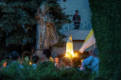 W niedzielę 13 sierpnia przeżywaliśmy kolejne w tym roku Nabożeństwo Fatimskie. O godz. 18.40 zostały przedstawione prośby i podziękowania do Matki Bożej Fatimskiej, w intencji których sprawowana była także Msza Święta. Eucharystii przewodniczył ks. Piotr Fortuna (proboszcz parafii Rzeszów-Matysówka), homilię zaś wygłosił ks. Jan Pyziak (proboszcz parafii Rzeszów-Matysówka w latach 1985-2018). Po Mszy Świętej wyruszyła procesja z figurą Matki Bożej, podczas której modlitwę różańcową prowadzili przedstawiciele parafii Rzeszów-Zalesie wraz ze swoim duszpasterzem ks. Łukaszem Jaskiem. Modlitwę ubogaciła obecność Orkiestry Dętej pod dyrekcją Tadeusza Cielaka. Nabożeństwo zakończył Apel Jasnogórski. fot. Joanna Prasoł