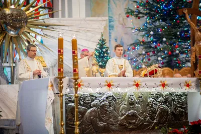 6 stycznia 2022 r., w Uroczystość Objawienia Pańskiego, o godz. 12.00 w katedrze rzeszowskiej została odprawiona Msza św. w intencji bp. Kazimierza Górnego i bp. Edwarda Białogłowskiego, którzy przeżywali kolejno 37. i 34. rocznicę konsekracji biskupich. Mszy św. przewodniczył bp Jan Wątroba. Eucharystię koncelebrował abp Edward Nowak, bp Kazimierz Górny, bp Edward Białogłowski i 30 księży. Podczas Mszy św. śpiewał Katedralny Chór Chłopięco-Męski Pueri Cantores Resovienses. Biskup Kazimierz Górny urodził się 24 grudnia 1937 r. w Lubniu. W 1960 r. przyjął święcenia kapłańskie. 6 stycznia 1985 r. w Bazylice św. Piotra w Rzymie przyjął święcenia biskupie z rąk Jana Pawła II. Jako zawołanie przyjął słowa „Omnia Tibi”. Do 1992 r. pełnił funkcję wikariusza generalnego archidiecezji krakowskiej. Od 1992 do 2013 r. był ordynariuszem diecezji rzeszowskiej. Biskup Edward Białogłowski urodził się 8 stycznia 1947 r. w Rzeplinie. W 1972 r. przyjął święcenia kapłańskie. 6 stycznia 1988 r. w katedrze przemyskiej przyjął święcenia biskupie z rąk bp. Ignacego Tokarczuka. Jako zawołanie przyjął słowa „In virtuti Spiritus Sancti”. Od 1992 r. pełni zadania biskupa pomocniczego diecezji rzeszowskiej. fot. Paulina Lęcznar