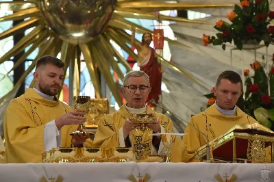18 maja 2025 r., w katedrze rzeszowskiej celebrowano Eucharystię z okazji 25. rocznicy przyjęcia sakry biskupiej przez bp. Jana Wątrobę. Mszy św. przewodniczył Biskup Rzeszowski, zaś w koncelebrze wzięli udział: abp Józef Michalik, abp Adam Szal, bp Edward Białogłowski, bp Kazimierz Górny, bp Stanisław Jamrozek, bp Marian Rojek, bp Jan Śrutwa oraz kilkudziesięciu kapłanów. W Eucharystii uczestniczyły liczne delegacje osób życia konsekrowanego, przedstawiciele instytucji, fundacji i stowarzyszeń kościelnych. W katedrze rzeszowskiej obecni byli również parlamentarzyści sejmu i senatu, władze wojewódzkie, samorządowe, władze Rzeszowa, rektorzy wyższych uczelni, dyrektorzy instutucji regionalnych, kuratorium oświaty, a także szpitali. Homilię wygłosił bp Edward Białogłowski, biskup pomocniczy senior, który podkreślił, że świętowanie srebrnego jubileuszu Biskupa Rzeszowskiego wpisuje się w przeżywanie Roku Świętego, ale także kolejną rocznicę urodzin św. Jana Pawła II, rocznicę bitwy pod Monte Cassino, inaugurację pontyfikatu Ojca Świętego Leona XIV oraz rocznicę beatyfikacji Józef Sebastiana Pelczara. Na zakończenie liturgii Karolina i Dariusz Kosakowie z dziećmi, jako przedstawiciele diecezjan, przekazali życzenia Jubilatowi. W uroczystej liturgii wzięło udział kilkuset muzyków, chórzystów i członków orkiestr, którzy brali udział w projekcie „Podkarpacie śladami św. Jana Pawła II”. Przedsięwzięcie zostało zorganizowane przez Polski Związek Chórów i Orkiestr – Oddział w Rzeszowie. fot. ks. Jakub Oczkowicz