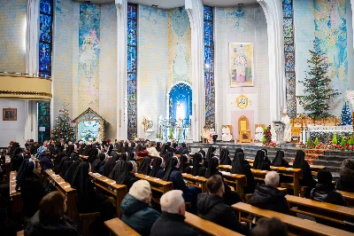 „Nasza wdzięczność jest szczególna wobec osób konsekrowanych za ich czytelne świadectwo wiary i za to, że żyjąc wiarą na co dzień ukazują chrystusowy styl życia” – mówił biskup Jan Wątroba podczas Mszy św. w katedrze rzeszowskiej w święto Ofiarowania Pańskiego. W Eucharystii, z okazji swojego święta patronalnego, uczestniczyły osoby konsekrowane posługujące w diecezji rzeszowskiej.
Mszy św. w katedrze rzeszowskiej przewodniczył bp Jan Wątroba, który modlił się w intencji osób konsekrowanych, przeżywających w święto Ofiarowania Pańskiego (02.02.) swoje święto patronalne. Eucharystię koncelebrował ks. Stanisław Kamiński, wikariusz biskupi ds. zakonnych, a także 9 kapłanów.
Na początku Mszy św. ks. Stanisław Kamiński powitał zebranych i wprowadził w przeżywaną liturgię. Następnie odbył się obrzęd błogosławieństwa świec i procesja z dolnego kościoła do głównej części katedry rzeszowskiej
Homilię wygłosił bp Jan Wątroba, który w pierwszej części, odnosząc się do przeżywanego święta, nawiązał do postawy Matki Najświętszej i św. Józefa. „Maryja uczy nas, że wierność Bogu oznacza wypełnianie prawa Bożego. Ona wypełniła wszystko bez wyjątku. Choć sama nie potrzebowała oczyszczenia, pozostała jednak posłuszna prawu. Skromna, prosta, uboga kobieta, poddana Bogu. W postawie Maryi i Józefa można dostrzec piękną lekcję dla rodziców i wychowawców. Rodzice powinni przedstawiać, czyli zawierzać swoje dzieci Panu Bogu. To jest gest wdzięczności wobec Stwórcy, a także znak wielkiej pokory wobec niełatwej misji rodzicielskiej i wychowawczej. Pełny rozwój człowieka dokonuje się dzięki Bożej łasce, a rodzice powinni się czuć narzędziem Bożej łaski, dlatego powinni często błogosławić swoje dzieci, modlić się za nie i z nimi oraz wciąż na nowo zawierzać je Panu Bogu” – mówił bp Wątroba.
Biskup Rzeszowski odnosząc się do obchodzonego Dnia życia konsekrowanego powiedział: „Trzy elementy wspólnoty: słowo, wierność i otwarcie na Ducha Świętego stanowią istotę życia każdej osoby konsekrowanej. Rozważać słowo Boże, trwać wiernie na modlitwie i być otwartym na to, co Duch Święty chce nam powiedzieć, to wypełnić powołanie do życia konsekrowanego, a jednocześnie wyznać wiarę w Kościół Chrystusowy. Nasza wdzięczność jest szczególna wobec osób konsekrowanych za ich czytelne świadectwo wiary i za to, że żyjąc wiarą na co dzień ukazują chrystusowy styl życia. Towarzyszą nam przez swoją pełną zatroskania miłosierną obecność, ale także przez milczącą obecność przepełnioną modlitwą w intencjach Kościoła, świata, a także poszczególnych osób i wspólnot”.
Po homilii osoby konsekrowane zgromadzone w katedrze odnowiły swoje przyrzeczenia.
Na zakończenie liturgii s. Agata Jakieła CSFN, referentka diecezjalna ds. życia konsekrowanego, podziękowała bp. Janowi Wątrobie za przewodniczenie liturgii i modlitwę w intencji osób życia konsekrowanego.
W Eucharystii w rzeszowskiej katedrze uczestniczyło prawie 100 osób życia konsekrowanego, a pośród nich ojcowie i bracia zakonni, siostry zakonne, wdowy i dziewice konsekrowane oraz członkowie instytutów świeckich. Śpiewy podczas liturgii wykonała Katedralna Schola Liturgiczna pod dyrekcją ks. Juliana Wybrańca, a przy organach zasiadł katedralny organista – Wiesław Siewierski. 

fot. Jola Warchoł