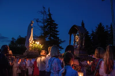 W niedzielę 13 sierpnia przeżywaliśmy kolejne w tym roku Nabożeństwo Fatimskie. O godz. 18.40 zostały przedstawione prośby i podziękowania do Matki Bożej Fatimskiej, w intencji których sprawowana była także Msza Święta. Eucharystii przewodniczył ks. Piotr Fortuna (proboszcz parafii Rzeszów-Matysówka), homilię zaś wygłosił ks. Jan Pyziak (proboszcz parafii Rzeszów-Matysówka w latach 1985-2018). Po Mszy Świętej wyruszyła procesja z figurą Matki Bożej, podczas której modlitwę różańcową prowadzili przedstawiciele parafii Rzeszów-Zalesie wraz ze swoim duszpasterzem ks. Łukaszem Jaskiem. Modlitwę ubogaciła obecność Orkiestry Dętej pod dyrekcją Tadeusza Cielaka. Nabożeństwo zakończył Apel Jasnogórski. fot. Joanna Prasoł