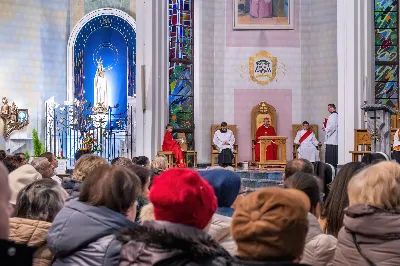 Liturgia Męki Pańskiej rozpoczęła się od procesji wejścia w zupełnej ciszy i gestu prostracji – pokornego padnięcia twarzą do ziemi głównego celebransa – Biskupa Rzeszowskiego Jana Wątroby. Drugim etapem nabożeństwa była Liturgia Słowa. Jej centrum stanowiła Męka Pańska w relacji wg św. Jana – odśpiewana przez ks. Juliana Wybrańca, kl. Dawida Piroga oraz kl. Karola Baraniewicza, z partiami tłumu wykonanymi przez Katedralny Chór Chłopięco-Męski Pueri Cantores Resovienses (tenory i basy), pod dyrekcją ks. dra Andrzeja Widaka we współpracy z Angelą Pacutą i Edytą Kotulą, dyrygentkami chóru.

W homilii bp Jan Wątroba zapraszał do odczytania na nowo sensu krzyża Jezusa i Jego Orędzia.

Trzecią częścią liturgii była adoracja krzyża. W pierwszej kolejności krzyż adorowali poprzez ucałowanie: Ksiądz Biskup, księża z Wyższego Seminarium Duchownego w Rzeszowie, księża katedralni oraz siostry zakonne. Następnie hołd krzyżowi oddali wszyscy wierni, wpatrując się w krzyż trzymany przez ks. Krzysztofa Gołąbka, proboszcza katedry.

Ostatnią częścią liturgii był obrzęd Komunii św. zakończony przeniesieniem Pana Jezusa w monstrancji do tzw. Bożego grobu. W tym roku dekoracja grobu nawiązuje do przeżywanego roku duszpasterskiego pt. „Wierzę w Kościół Chrystusowy”. Projekt autorstwa ks. Pawła Wójcika, wikariusza katedralnego, zachęca do pogłębienia relacji z Jezusem i jak wzywa napis umieszczony na grobie do „zakorzenienia w Kościele Chrystusa”.
fot. Joanna Prasoł 