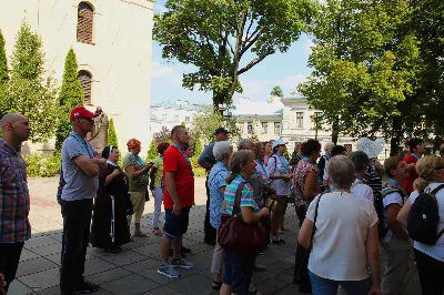 W ostatnią sobotę sierpnia katedralni parafianie pod opieką księdza proboszcza Krzysztofa Gołąbka pielgrzymowali do klasztoru na Świętym Krzyżu oraz Kielc.
Pierwszym punktem był spacer na platformę widokowo-obserwacyjną, gdzie mogliśmy podziwiać jedne z największych gołoborzy w Polsce. Gołoborza łysogórskie tworzą interesujące pola kamieni pośród lasów Puszczy Jodłowej. Nasyceni malowniczymi widokami udaliśmy się do Klasztoru Oblatów, gdzie z przewodnikiem zwiedziliśmy kryptę księcia Jeremiego Wiśniowieckiego, poznaliśmy historię powstawania Klasztoru oraz jego burzliwe dzieje. Zwiedziliśmy muzeum misyjne Ojców Oblatów i dotarliśmy do kaplicy, gdzie znajdują się relikwie drzewa Krzyża Świętego. W skupieniu i refleksji uczestniczyliśmy w modlitwie, błogosławieństwie i ucałowaniu relikwiarza.
Najważniejszym punktem na naszym pielgrzymim szlaku była Msza Święta sprawowana przez księdza proboszcza Krzysztofa Gołąbka w intencjach wszystkich uczestników pielgrzymki. Była ona dla nas szczególnym przeżyciem, ponieważ była odprawiana w Bazylice Mniejszej pw. Trójcy Świętej, sąsiadującej z kaplicą, w której znajduje się cząstka Ziemi Świętej – relikwie Świętego Krzyża. Po Mszy Świętej przyszedł czas na indywidualne zwiedzanie – wykorzystaliśmy go, aby wejść na platformę widokową wieży, skąd rozpościerają się wspaniałe i zachwycające widoki.
Następnie pojechaliśmy do Kielc, gdzie przy słonecznej pogodzie spacerowaliśmy po Rezerwacie Kadzielnia, podziwiając dawny kamieniołom, Skałkę Geologów, Pomnik Dekalogu oraz amfiteatr kielecki.
Z uwagi na wspaniały wystrój i wyjątkowe zabytki Bazyliki Katedralnej Wniebowzięcia Najświętszej Maryi Panny, ta świątynia na długo pozostanie w naszej pamięci. Podziwialiśmy również znajdujący się obok Bazyliki były Pałac Biskupów Krakowskich (obecnie znajduje się tam Muzeum Narodowe) oraz znajdujący się za nim ogród włoski.
Wycieczkę zakończyliśmy spacerem po rynku kieleckim, gdzie mogliśmy zobaczyć wyjątkowe mieszczańskie kamienice sprzed 150 lat.
Czas pielgrzymki był dla wszystkich pielgrzymów dobrze i owocnie spędzonym dniem. Nie zabrakło w nim modlitwy i refleksji, a także zachwytu nad pięknem przyrody i historycznymi zabytkami. Zachęcamy wszystkich do udziału w kolejnych pielgrzymkach.
Agnieszka i Arkadiusz Sowa
fot. Andrzej Kotowicz 