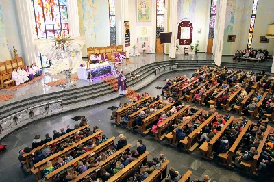 W liturgiczne święto św. Jana Apostoła i Ewangelisty, w katedrze rzeszowskiej duchowni i świeccy modlili się w intencji bp. Jana Wątroby. Eucharystię, której przewodniczył Solenizant, koncelebrowali: bp Kazimierz Górny, bp Edward Białogłowski oraz 56 księży.  fot. Dariusz Kamiński (https://fotografiarzeszow.com.pl)