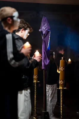 W ostatni dzień marca o godz. 20:00 w naszej katedralnej świątyni miała miejsce droga krzyża pt. „Czas zdjąć maskę”. Wspólnota Ruchu Światło-Życie naszej parafii wraz z uczniami Szkoły Podstawowej nr 11 w Rzeszowie przygotowali i poprowadzili to nabożeństwo. Podczas wspólnej modlitwy uczestnicy byli zapraszani do zatrzymania się nad swoją codziennością i spojrzeniem na nią z innej perspektywy – bez udawania, idealizowania i kłamstw, ściągając codzienne maski, które czasem każdy z nas zakłada. Podczas nabożeństwa nie zabrakło naszej Katedralnej Scholi Liturgicznej, dzięki której klimat modlitwy i zadumy można było nie tylko poczuć, ale i usłyszeć. fot. Jola Warchoł