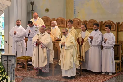 „Święty spokój” – pod takim hasłem 7 września 2019 r. spotkała się młodzież zrzeszona w katolickich ruchach i stowarzyszeniach na Diecezjalnym Dniu Młodych. Spotkanie było okazją do podsumowania wakacyjnych rekolekcji oraz wprowadzenia w systematyczną pracę w ciągu roku. W katedrze zgromadzili się członkowie Ruchu Światło-Życie, zarówno młodzież jak i członkowie Domowego Kościoła. Przed Mszą św. były świadectwa, które prowadził ks. Tomasz Rusyn, diecezjalny moderator Ruchu Światło-Życie. Zebrani wysłuchali m.in. świadectwa Katarzyny Dąbek i ks. Jana Kobaka, diecezjalnego duszpasterza rodzin, którzy prowadzili rekolekcje Ruchu Światło-Życie w Kenii. Eucharystii w katedrze przewodniczył bp Edward Białogłowski. Tegoroczny Diecezjalny Dzień Młodych odbył się po raz piąty.  fot. ks. Tomasz Nowak 