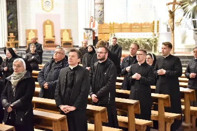 W Katedrze Rzeszowskiej odbyło się nabożeństwo Drogi Krzyżowej, której przewodniczył ks. Paweł Synoś, wikariusz biskupi ds. duchowieństwa. "Dziś sprowadź Mi dusze kapłańskie i zakonne, i zanurz je w niezgłębionym miłosierdziu Moim. One dały Mi moc przetrwania gorzkiej męki; przez nie, jak przez kanały, spływa na ludzkość miłosierdzie Moje." (Dzienniczek 1212) W modlitwie wraz z bp Janem Wątrobą uczestniczyły osoby życia konsekrowanego oraz prezbiterzy posługujący w Diecezji Rzeszowskiej. Nabożeństwo było ofiarowane w intencji wynagrodzenia za grzechy duchowieństwa i osób konsekrowanych, za dusze kapłanów i osób konsekrowanych cierpiące w czyśćcu oraz za tych, którzy odeszli od kapłaństwa i życia zakonnego. Fot. ks. Jakub Oczkowicz