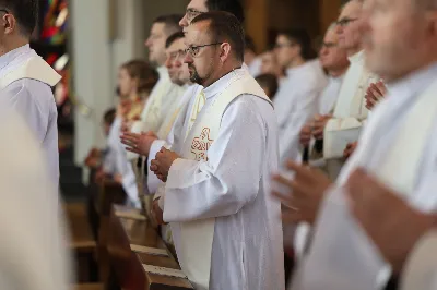 „Eucharystia powinna nas prowadzić do odkrycia kapłańskiej misji Ludu Bożego, kapłańskiej misji każdego z nas” – powiedział Biskup Rzeszowski podczas Mszy Wieczerzy Pańskiej, której przewodniczył w katedrze rzeszowskiej w Wielki Czwartek, 2 kwietnia 2026 r.
Podczas uroczystej liturgii Wielkiego Czwartku w katedrze rzeszowskiej, której przewodniczył bp Jan Wątroba, wierni zostali zaproszeni do refleksji nad tajemnicą Eucharystii, kapłaństwa oraz powołania całego Ludu Bożego do udziału w misji Chrystusa. Na zakończenie homilii biskup zachęcił do szczególnej modlitwy za kapłanów, zwłaszcza tych przeżywających trudności i kryzysy. „Panie Jezu, dobry pasterzu i towarzyszu wędrówki, dziś powierzamy Ci wszystkich kapłanów, ale zwłaszcza tych, którzy przechodzą chwilę kryzysu” – powiedział Biskup Rzeszowski. Wezwał także wspólnotę wiernych do troski o kapłanów poprzez modlitwę, życzliwość i wsparcie.
Wielkoczwartkowa liturgia w katedrze rzeszowskiej stała się nie tylko dziękczynieniem za dar Eucharystii i kapłaństwa, ale także wezwaniem do odnowienia świadomości odpowiedzialności każdego wiernego za życie Kościoła i świadectwo wiary w świecie. fot. ks. Jakub Oczkowicz
