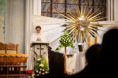 Mszy Świętej w święto Ofiarowania Pańskiego przewodniczył bp Jan Wątroba. W Eucharystii z okazji Dnia Życia Konsekrowanego uczestniczyli przedstawiciele sióstr i braci zakonnych, pustelnic, dziewic i wdów konsekrowanych oraz członków instytutów świeckich. Eucharystię koncelebrował ks. Stanisław Kamiński, wikariusz biskupi ds. zakonnych, a także 8 kapłanów. Homilię wygłosił bp Jan Wątroba. Śpiew podczas Mszy Świętej prowadziła Katedralna Schola Liturgiczna pod kierunkiem ks. Juliana Wybrańca przy akompaniamencie organowym Wiesława Siewierskiego. Fot. Paulina Lęcznar