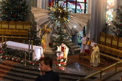 W niedzielę Chrztu Pańskiego, uroczystą Mszą Świętą, przy wypełnionej po brzegi Katedrze, zakończyliśmy okres Bożego Narodzenia. Podczas Mszy Świętej śpiewał nasz Katedralny Chór Chłopięco-Męski Pueri Cantores Resovienses pod dyrekcją Marcina Florczaka. Po zakończonej liturgii odbył się koncert kolęd w wykonaniu naszego Chóru. W programie znalazły się kolędy, pastorałki i pieśni bożonarodzeniowe polskie i zagraniczne, m.in. "Lulajże, Jezuniu" w aranżacji Dominika Lasoty, "Za Gwiazdą" w opracowaniu Jana Maklakiewicza, "Mary, did You know?" Marka Lowry’ego i Buddy’ego Greene’a, "Gaudete" Briana Keya, "Angels we have heard on high" Stevena Strite’a. Koncert spotkał się z ogromnym entuzjazmem publiczności, która nagrodziła wykonawców brawami na stojąco. W zamian chórzyści odwdzięczyli się bisami.  fot. Dariusz Kamiński