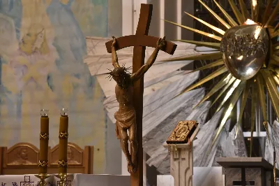 W Katedrze Rzeszowskiej odbyło się nabożeństwo Drogi Krzyżowej, której przewodniczył ks. Paweł Synoś, wikariusz biskupi ds. duchowieństwa. "Dziś sprowadź Mi dusze kapłańskie i zakonne, i zanurz je w niezgłębionym miłosierdziu Moim. One dały Mi moc przetrwania gorzkiej męki; przez nie, jak przez kanały, spływa na ludzkość miłosierdzie Moje." (Dzienniczek 1212) W modlitwie wraz z bp Janem Wątrobą uczestniczyły osoby życia konsekrowanego oraz prezbiterzy posługujący w Diecezji Rzeszowskiej. Nabożeństwo było ofiarowane w intencji wynagrodzenia za grzechy duchowieństwa i osób konsekrowanych, za dusze kapłanów i osób konsekrowanych cierpiące w czyśćcu oraz za tych, którzy odeszli od kapłaństwa i życia zakonnego. Fot. ks. Jakub Oczkowicz