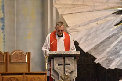 W Katedrze Rzeszowskiej odbyło się nabożeństwo Drogi Krzyżowej, której przewodniczył ks. Paweł Synoś, wikariusz biskupi ds. duchowieństwa. "Dziś sprowadź Mi dusze kapłańskie i zakonne, i zanurz je w niezgłębionym miłosierdziu Moim. One dały Mi moc przetrwania gorzkiej męki; przez nie, jak przez kanały, spływa na ludzkość miłosierdzie Moje." (Dzienniczek 1212) W modlitwie wraz z bp Janem Wątrobą uczestniczyły osoby życia konsekrowanego oraz prezbiterzy posługujący w Diecezji Rzeszowskiej. Nabożeństwo było ofiarowane w intencji wynagrodzenia za grzechy duchowieństwa i osób konsekrowanych, za dusze kapłanów i osób konsekrowanych cierpiące w czyśćcu oraz za tych, którzy odeszli od kapłaństwa i życia zakonnego. Fot. ks. Jakub Oczkowicz