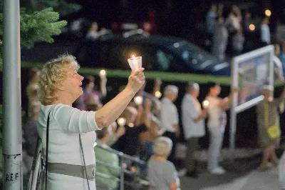 W piątek 13 sierpnia przeżywaliśmy kolejne w tym roku Nabożeństwo Fatimskie. O godz. 18.40 zostały przedstawione prośby i podziękowania do Matki Bożej Fatimskiej, w intencji których sprawowana była także Msza Święta. Eucharystii przewodniczył ks. Piotr Fortuna (proboszcz parafii Rzeszów-Matysówka), homilię zaś wygłosił ks. Jan Pyziak (proboszcz parafii Rzeszów-Matysówka w latach 1985-2018). Po Mszy Świętej wyruszyła procesja z figurą Matki Bożej, podczas której modlitwę różańcową prowadzili przedstawiciele parafii Rzeszów-Zalesie wraz ze swoim duszpasterzem ks. Marcinem Jaraczem. Modlitwę ubogaciła obecność Orkiestry Dętej pod dyrekcją Tadeusza Cielaka. Nabożeństwo zakończył Apel Jasnogórski. fot. Małgorzata Ryndak