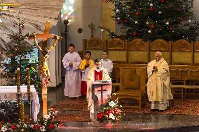 W niedzielę Chrztu Pańskiego, uroczystą Mszą Świętą, przy wypełnionej po brzegi Katedrze, zakończyliśmy okres Bożego Narodzenia. Podczas Mszy Świętej śpiewał nasz Katedralny Chór Chłopięco-Męski Pueri Cantores Resovienses pod dyrekcją Marcina Florczaka. Po zakończonej liturgii odbył się koncert kolęd w wykonaniu naszego Chóru. W programie znalazły się kolędy, pastorałki i pieśni bożonarodzeniowe polskie i zagraniczne, m.in. "Lulajże, Jezuniu" w aranżacji Dominika Lasoty, "Za Gwiazdą" w opracowaniu Jana Maklakiewicza, "Mary, did You know?" Marka Lowry’ego i Buddy’ego Greene’a, "Gaudete" Briana Keya, "Angels we have heard on high" Stevena Strite’a. Koncert spotkał się z ogromnym entuzjazmem publiczności, która nagrodziła wykonawców brawami na stojąco. W zamian chórzyści odwdzięczyli się bisami.  fot. Dariusz Kamiński