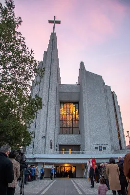 O świcie w Niedzielę Zmartwychwstania została odprawiona uroczysta Mszy św. w rzeszowskiej katedrze. Eucharystię poprzedziła procesja rezurekcyjna z Najświętszym Sakramentem. W oprawie muzycznej celebracji wziął udział katedralny chór chłopięco-męski Pueri Cantores Resovienses oraz katedralna orkiestra dęta.
Dnia 31 marca 2024 r. o godz. 6 w rzeszowskiej katedrze na rozpoczęcie procesji rezurekcyjnej rozbrzmiało zawołanie: „Chrystus zmartwychwstał, prawdziwie zmartwychwstał”. Wyrazem radości paschalnej była procesja z Najświętszym Sakramentem dokoła katedry z udziałem licznie zgromadzonych wiernych, straży grobowej i orkiestry dętej.
Po zakończonej procesji, została odprawiona uroczysta Eucharystia pod przewodnictwem ks. Krzysztofa Gołąbka, prepozyta rzeszowskiej kapituły katedralnej i proboszcza miejscowej wspólnoty parafialnej. Homilię wygłosił ks. Michał Rurak, penitencjarz kapituły, który zachęcał do zgłębiania tajemnicy zmartwychwstania.

„Zmartwychwstania jest czymś jedynym i wyjątkowym w swoim rodzaju. Łatwo napisać i powiedzieć czym zmartwychwstanie nie jest. Ale napisać i powiedzieć czym zmartwychwstanie jest, to zadanie na całe życie, i to nie tylko dla teologa czy księdza. To zadanie dla każdego z nas. Najważniejsze zadanie w życiu, bo ono zdecyduje co z nami będzie” – mówił kaznodzieja.
Ks. Rurak ukazał konsekwencje zmartwychwstania Chrystusa dla każdego wierzącego w kontekście całej historii Boga i człowieka. Mówił: „Zmartwychwstanie nie dotyczy tylko przyszłości, czasu po śmierci. Ono ma także znaczenie dla naszej doczesności. Bo skoro życie ma prowadzić do Zmartwychwstania, to znaczy, że ma wartość samo w sobie, że trzeba je szanować i jak najlepiej przeżyć.”
Na zakończenie Eucharystii transmitowanej przez katolickie Radio „VIA”, katedralny chór chłopięco-męski Pueri Cantores Resovienses pod dyrekcją Aleksandry Fiołek-Matuszewskiej wykonał uroczyste „Alleluja” z oratorium G.F. Haendla. Po zakończonej Mszy św. rezurekcyjnej katedralna orkiestra dęta pod batutą Tadeusza Cielaka odegrała radosne utwory wielkanocne. fot. Joanna Prasoł