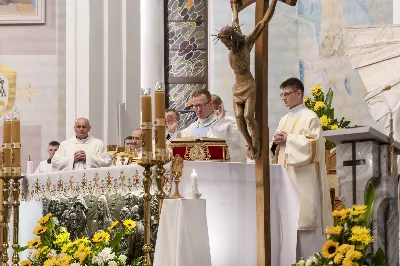 13 października 2022 r. w kościele katedralnym w Rzeszowie odbyło się ostatnie w tym roku Nabożeństwo Fatimskie. Mszy Świętej przewodniczył ks. Andrzej Szpaczyński, ojciec duchowny Wyższego Seminarium Duchownego w Rzeszowie, zaś homilię wygłosił ks. Adam Kubiś, rektor seminarium. W liturgii wzięli udział alumni rzeszowskiego seminarium. 
fot. Joanna Prasoł