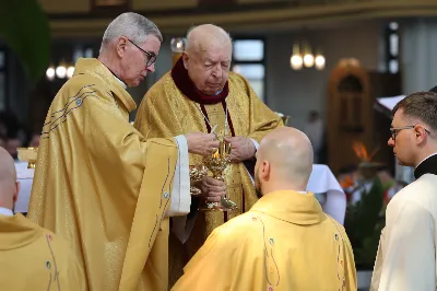 „Eucharystia powinna nas prowadzić do odkrycia kapłańskiej misji Ludu Bożego, kapłańskiej misji każdego z nas” – powiedział Biskup Rzeszowski podczas Mszy Wieczerzy Pańskiej, której przewodniczył w katedrze rzeszowskiej w Wielki Czwartek, 2 kwietnia 2026 r.
Podczas uroczystej liturgii Wielkiego Czwartku w katedrze rzeszowskiej, której przewodniczył bp Jan Wątroba, wierni zostali zaproszeni do refleksji nad tajemnicą Eucharystii, kapłaństwa oraz powołania całego Ludu Bożego do udziału w misji Chrystusa. Na zakończenie homilii biskup zachęcił do szczególnej modlitwy za kapłanów, zwłaszcza tych przeżywających trudności i kryzysy. „Panie Jezu, dobry pasterzu i towarzyszu wędrówki, dziś powierzamy Ci wszystkich kapłanów, ale zwłaszcza tych, którzy przechodzą chwilę kryzysu” – powiedział Biskup Rzeszowski. Wezwał także wspólnotę wiernych do troski o kapłanów poprzez modlitwę, życzliwość i wsparcie.
Wielkoczwartkowa liturgia w katedrze rzeszowskiej stała się nie tylko dziękczynieniem za dar Eucharystii i kapłaństwa, ale także wezwaniem do odnowienia świadomości odpowiedzialności każdego wiernego za życie Kościoła i świadectwo wiary w świecie. fot. ks. Jakub Oczkowicz