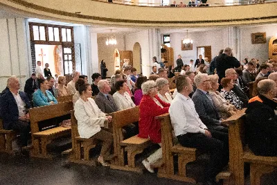 9 kwietnia w Katedrze 42 młodych osób z parafii katedralnej oraz 14 parafii Matki Bożej Częstochowskiej w Rzeszowie (Drabinianka) otrzymało sakrament bierzmowania, którego udzielił bp Jan Wątroba.
Przygotowania młodzieży trwały 2 lata, a odbywały się pod okiem ks. Krzysztofa, ks. Pawła, ks. Szczepana, s. Ewy oraz pani Agnieszki i obejmowały m.in. katechezy, spotkania formacyjne, a także przystąpienie do sakramentu pokuty. We wtorkowy wieczór kandydaci wraz ze swoimi świadkami, rodzicami, chrzestnymi czy też dziadkami zgromadzili się w Katedrze, by prosić o dary Ducha Świętego, umacniające w mężnym wyznawaniu wiary i postępowaniu według jej zasad.
Wszystkich zgromadzonych w świątyni przywitał ks. Krzysztof Gołąbek – proboszcz parafii katedralnej. Mszę Świętą koncelebrowali także ks. Tadeusz Pindara – proboszcz parafii Matki Bożej Częstochowskiej oraz kapłani posługujący w obydwu parafiach.
Następnie prośbę o udzielenie sakramentu bierzmowania zgromadzonym młodym oraz o modlitwę skierowali do Księdza Biskupa rodzice kandydatów.
W homilii bp Jan zachęcił młodych, aby w tym wyjątkowym dniu obrali Ducha Świętego za życiowego przewodnika towarzszącego im przy ważnych wyborach czy podchodzeniu do egzaminów – także tych życiowych. Wyjaśnił również znaczenie imienia Ducha Świętego – Paraklet – które tłumaczone z jęz. greckiego oznacza obrońcę, adwokata – nigdy prokuratora, nawet nie sędziego.
Będziecie moimi świadkami, gdy was umocni Duch Święty – mówi Pan Jezus. Niech nie będzie niedzieli i uroczystości bez udziału we Mszy Świętej – to jest moment dawania świadectwa. Właśnie przez zaangażowane, pełne uczestnictwo w najpiękniejszej modlitwie, jaką ma Kościół, czyli w Mszy Świętej, zdacie egzamin ze swojej dojrzałości chrześcijańskiej.
Na koniec celebrans odwołał się do obchodzonej poprzedniego dnia Uroczystości Zwiastowania Pańskiego i postawy Maryi wobec planu Bożego w Jej życiu oraz drogi, przez którą prowadził Ją Duch Święty. Podkreślił, że właśnie Maryja uczy, jak być uczennicą Ducha Świętego.
Po homilii miało miejsce odnowienie przyrzeczeń chrzcielnych. Następnie odbyła się najważniejsza część uroczystości – modlitwa Księdza Biskupa oraz namaszczenie krzyżmem każdego kandydata.
Sakrament bierzmowania jest koniecznym dopełnieniem sakramentu chrztu i wiąże się również z obraniem konkretnego patrona, którego życie i przymioty są wzorem dla młodego człowieka otrzymującego Ducha Świętego. Kandydat do bierzmowania ma więc okazję wybrać sobie świętego czy błogosławionego, którego droga do świętości najbardziej go zachwyciła. Może być to patron, którego imię nosi już od chrztu; może też wybrać sobie drugiego patrona. 
W związku z tym podczas namaszczenia krzyżmem biskup zwraca się do bierzmowanego nowo wybranym imieniem.
Po liturgii sakramentu bierzmowania miała miejsce modlitwa powszechna i liturgia eucharystyczna. Na koniec młodzi złożyli podziękowania Księdzu Biskupowi, Księżom Proboszczom oraz wszystkim, którzy poprzez swój wkład, posługę i zaangażowanie przyczynili się do przygotowania oraz przeżycia tej wyjątkowej uroczystości. Pamiątką było wspólne zdjęcie po zakończonej Mszy Świętej.
Posługę muzyczną w czasie uroczystości pełniła Katedralna Schola Liturgiczna pod dyrekcją ks. Juliana Wybrańca.

fot. Leszek Drzał
