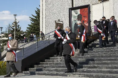 Obraz Matki Bożej Robotników Solidarności gościł w naszej Katedrze 26 i 27 kwietnia, a następnie został przekazany do parafii Przemienienia Pańskiego w Ropczycach. Peregrynacja obrazu Matki Bożej Robotników Solidarności i relikwii bł. ks. Jerzego Popiełuszki trwała w diecezji rzeszowskiej do 17 września 2020 r. fot. Joanna Prasoł 