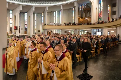 „Na swoje życie i swoje kapłaństwo trzeba popatrzeć w świetle Bożej miłości. Inaczej go nie pojmiemy ani my, ani ci, którzy będą na nas patrzeć” – mówił bp Jan Wątroba podczas Mszy św. z udzieleniem święceń prezbiteratu. 4 czerwca 2022 r. w kościele katedralnym jedenastu diakonów diecezji rzeszowskiej przyjęło sakrament kapłaństwa.
Do grona neoprezbiterów diecezji rzeszowskiej należą: ks. Sebastian Bełz z parafii w Nienadówce, ks. Krzysztof Lampart z parafii w Rudnej Wielkiej, ks. Mateusz Łachmanek z parafii w Lipinkach, ks. Karol Migut z parafii w Jasionce, ks. Marcin Murawski z parafii katedralnej w Rzeszowie, ks. Adrian Pazdan z parafii w Zagorzycach, ks. Tomasz Sienicki z parafii w Bieździedzy, ks. Dominik Świeboda z parafii w Palikówce, ks. Piotr Wąsacz z parafii bł. Władysława Findysza w Rzeszowie, ks. Mateusz Wojtuń z parafii w Święcanach oraz ks. Wiktor Zoła z parafii w Cieklinie.
Mszy św. przewodniczył i święceń udzielił bp Jan Wątroba. Eucharystię koncelebrowało około osiemdziesięciu księży, m.in: przełożeni Wyższego Seminarium Duchownego w Rzeszowie oraz proboszczowie i wikariusze z parafii rodzinnych neoprezbiterów. W Mszy św. uczestniczył abp Edward Nowak, bp Kazimierz Górny i bp Edward Białogłowski.
Zebranych w kościele katedralnym powitał ks. Krzysztof Gołąbek, proboszcz parafii.
W homilii bp Jan Wątroba nawiązał do słów z Ewangelii według św. Jana w których Chrystus tłumaczy co to znaczy być dobrym pasterzem. „Być kapłanem w Kościele Chrystusowym to znaczy mieć udział w Jego pasterskiej misji i stale upodabniać się do Dobrego Pasterza, który zna owce, karmi je, broni i jest gotów oddać życie dla ich dobra” – mówił hierarcha.
Po homilii odbył się obrzędy święceń: przyrzeczenie czci i posłuszeństwa Biskupowi Ordynariuszowi, Litania do Wszystkich Świętych podczas której kandydaci leżeli krzyżem, nałożenie rąk, modlitwa święceń oraz namaszczenie rąk krzyżmem i wręczenie chleba i wina. Podczas Liturgii Eucharystycznej nowo wyświęceni po raz pierwszy wyciągnęli dłonie nad chlebem i winem wypowiadając słowa konsekracji.
Na zakończenie Mszy św. ks. Tomasz Sienicki, podziękował w imieniu nowo wyświęconych wszystkim, którzy przyczynili się do przygotowania ich do kapłaństwa. Słowa wdzięczności, m.in. przełożonym Wyższego Seminarium Duchownego w Rzeszowie i rodzicom neoprezbiterów, wypowiedział bp Jan Wątroba. 
W drodze do zakrystii neoprezbiterzy zatrzymali się przy figurze Matki Bożej Fatimskiej zawierzając swoje kapłaństwo Matce Bożej.
W niedzielę, 5 czerwca, w Uroczystość Zesłania Ducha Świętego, neoprezbiterzy będą sprawować w swoich rodzinnych parafiach uroczyste Msze św. prymicyjne, a w najbliższych tygodniach otrzymają skierowania do parafii.

Fot. ks. Jakub Nagi oraz biala-wrona.pl
