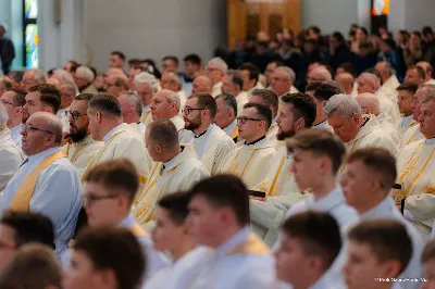 W Wielki Czwartek o godz. 10.00 w naszej Katedrze bp Jan Wątroba przewodniczył Mszy Krzyżma. Jest ona wyrazem jedności i wspólnoty duchowieństwa diecezji. Podczas tej Mszy Świętej biskup poświęcił olej chorych, katechumenów oraz olej krzyżma. Księża koncelebrujący z biskupem Eucharystię odnowili przyrzeczenia kapłańskie. W koncelebrze wzięli udział bp Kazimierz Górny, bp Edward Białogłowski oraz ponad 200 kapłanów z całej diecezji. W Eucharystii wzięli również udział licznie zebrani ministranci, lektorzy, animatorzy, ceremoniarze, członkowie scholi parafialnych i dziewczęcej służby maryjnej. Podczas Mszy Świętej zaśpiewał chór męski pod dyrekcją ks. Andrzeja Widaka. Przy organach zasiadł ks. Julian Wybraniec. fot. Piotr Szorc