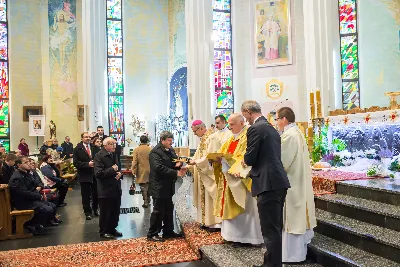 Uroczystość Chrystusa Króla to także święto Akcji Katolickiej i KSM-u. Centralnej uroczystości w Katedrze przewodniczył biskup diecezjalny Jan Wątroba. Eucharystię koncelebrowało 25 księży, wśród nich ks. Stanisław Potera – asystent diecezjalny AK i ks. Tomasz Ryczek – asystent diecezjalny KSM. Po wyznaniu wiary 88 młodych osób złożyło przyrzeczenie Katolickiego Stowarzyszenia Młodzieży. Obrzęd przyrzeczenia prowadził Paweł Grodzki – prezes KSM Diecezji Rzeszowskiej. Ceremonia zakończyła się odśpiewaniem hymnu KSM i zawołaniem: „Przez cnotę, naukę i pracę, służyć Bogu i Ojczyźnie, Gotów!”

Po Komunii św. bp Jan Wątroba, razem z ks. Stanisławem Poterą, wręczył nominacje 20 nowym prezesom oddziałów parafialnych Akcji Katolickiej. Krótkie przemówienia wypowiedzieli kolejno: Jeremi Kalkowski – prezes Zarządu Diecezjalnego Instytutu AK i Paweł Grodzki.

Po Komunii św. wszyscy zebrani uklękli przed Najświętszym Sakramentem. Biskup Ordynariusz odczytał Jubileuszowy Akt Przyjęcia Jezusa Chrystusa za Króla i Pana.

Po Mszy św. bp Jan Wątroba wręczył odznaki i legitymacje nowym członkom KSM.

fot. Fotografiarzeszow