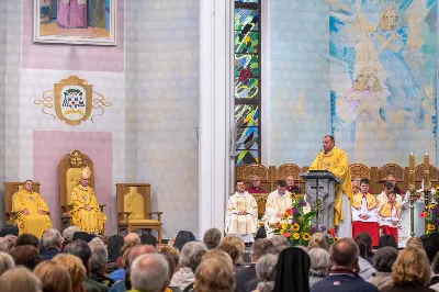 W piątek (16 czerwca) obchodziliśmy uroczystość Najświętszego Serca Pana Jezusa – dzień odpustu w Katedrze Rzeszowskiej. O godz. 18.00 została odprawiona uroczysta Msza Święta, której przewodniczył bp Jan Wątroba. Po Mszy Świętej Biskup poświęcił tablicę upamiętniającą życie i dzieło śp. Ks. Infułata Stanisława Maca. 
Po jego śmierci w 2020 roku, Ksiądz Proboszcz Krzysztof Gołąbek wraz z Parafialną Radą Duszpasterską postanowił stworzyć tablicę pamiątkową poświęconą śp. Księdzu Infułatowi. 
Istnieje już takowa poświęcona budowniczym i architektom, przygotowana jeszcze za życia ks. Maca, przez Niego zaprojektowana i umieszczona na Jego prośbę w szeregu pamiątkowych tablic przed wejściem do dolnego kościoła, ale chciano upamiętnić osobę i dzieło tej świątyni tablicą bardziej okazałą przy wejściu głównym. W szafie z pamiątkami po Ks. Infułacie odnaleziono wyzłocone serce i tak zrodziła się myśl, by umieścić to serce w pamiątkowej tablicy jako symbol wiary tego kapłana, jego czci wobec Bożego Serca i troski o świątynię dedykowaną Najświętszemu Sercu Pana Jezusa.
W książce pt. „Komu bije Dzwon Wolności” ks. Stanisław Mac zapisał: „Staram się zgodnie z testamentem zawartym w akcie erekcyjnym pod budowę kościoła, aby w tej świątyni po wsze czasy rozkwitał kult do Najświętszego Serca Pana Jezusa jako źródła miłości i dobroci”. 
Niech ta tablica będzie wyrazem naszej czci i pamięci wobec osoby Ks. Infułata, Jego dzieła i poświęcenia dla chwały Bożego Serca.
fot. Joanna Prasoł