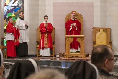 W Wielki Piątek 15.04.2022 r. w Katedrze Rzeszowskiej Liturgii na cześć Męki Pańskiej przewodniczył bp Jan Wątroba.
Mękę naszego Pana Jezusa Chrystusa według świętego Jana śpiewali:
ks. Julian Wybraniec - Jezus
Karol Baraniewicz - Ewangelista
ks. Szczepan Węglowski - Inni
Chór WSD Rzeszów pod dyrekcją ks. dra Andrzeja Widaka
fot. Joanna Prasoł