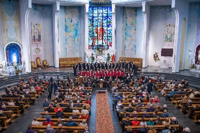 W niedzielę, 21 kwietnia 2024 roku, w Katedrze Rzeszowskiej odbył się Koncert Wielkanocny, którego organizatorem był Katedralny Chór Chłopięco-Męski „Pueri Cantores Resovienses” oraz parafia katedralna pw. Najświętszego Serca Pana Jezusa w Rzeszowie. 
Radosnym Alleluja podzielili się z licznie zgromadzoną publicznością wykonawcy: Krośnieński Zespół Kameralny, Chór Mieszany Ogólnokształcącej Szkoły Muzycznej II stopnia w Krośnie, Orkiestra Festiwalowa składająca się z uczniów i nauczycieli ZSM w Krośnie i PSM II st. w Jaśle oraz gospodarze koncertu – Katedralny Chór Chłopięco-Męski „Pueri Cantores Resovienses” pod dyrekcją Aleksandry Fiołek-Matuszewskiej. Pomysłodawcą i inicjatorem koncertu był Mateusz Gałuszka, organista, dyrygent, dyrektor jasielskiego festiwalu Musica Classica.
Na wstępie zaprezentowano 2 utwory w wykonaniu Chóru Mieszanego Ogólnokształcącej Szkoły Muzycznej II stopnia w Krośnie pod dyrekcją Renaty Zajdel: „Regina caeli” Jacques-Louisa Battmanna, w którym partię solową wykonała Jadwiga Kot-Ochał, zaś na organach akompaniował Mateusz Gałuszka oraz zabrzmiał „Magnificat” autorstwa Andrzeja Koszewskiego, skomponowany w 2004 roku.
Następnie publiczność mogła usłyszeć 3 utwory: kompozycję S.S. Szarzyńskiego „Jesu, spes mea” („Jezu – moja nadziejo”) na sopran, dwoje skrzypiec i organy, Koncert d-moll J.S. Bacha na obój i skrzypce oraz Koncert d-moll A. Vivaldiego.
Po muzyce instrumentalnej przyszedł czas na dzieła wokalno-instrumentalne. W tej części zabrzmiał motet „Ave Verum” W. A. Mozarta w wykonaniu Katedralnego Chóru Chłopięco-Męskiego „Pueri Cantores Resovienses” pod dyrekcją Aleksandry Fiołek-Matuszewskiej. Na organach akompaniował chórzysta Maksymilian Rogóż.
Historia Katedralnego Chóru Chłopięco-Męskiego „Pueri Cantores Resovienses” jest długa i bogata. Chór powstał w 1985 roku w Rzeszowie, a w przyszłym roku będzie obchodził jubileusz 40-lecia działalności. Obecnie dyrygentem Katedralnego Chóru Chłopięco-Męskiego jest Aleksandra Fiołek-Matuszewska, absolwentka Uniwersytetu Muzycznego im. Fryderyka Chopina w Warszawie.
Zwieńczeniem niedzielnego Koncertu Wielkanocnego było wykonanie wybranych części Oratorium „Mesjasz” G. F. Händla. Podniośle wybrzmiało 6 fragmentów tego dzieła. Orkiestra wykonała Sinfony (wstęp instrumentalny), następnie połączone chóry z orkiestrą zaprezentowały słuchaczom części: „Surely, He hath borne our griefs“ „And with His stripes we are healed”, „All we like sheep have gone astray”. Solową arię „How beautiful are the feet of them” z orkiestrą wykonała Jadwiga Kot-Ochał. Na koniec z wielką mocą wybrzmiała najsłynniejsza część tego oratorium: „Hallelujah” w wykonaniu połączonych chórów z orkiestrą, którymi zadyrygowała Aleksandra Fiołek-Matuszewska. Koncert poprowadził Ryszard Bieniek – prezes Katedralnego Chóru. 
Można śmiało powiedzieć, że była to muzyczna uczta dla ducha, o czym świadczyły gromkie brawa i owacje na stojąco. Z niecierpliwością czekamy na kolejne koncerty Katedralnego Chóru Chłopięco-Męskiego „Pueri Cantores Resovienses”.
fot. Joanna Prasoł