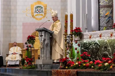 W uroczystość Objawienia Pańskiego, 6 stycznia 2024 r., w katedrze rzeszowskiej odprawiono Mszę św., której przewodniczył bp Jan Wątroba. W liturgii wzięli udział również abp Edward Nowak, bp Edward Białogłowski, bp Kazimierz Górny oraz kilkudziesięciu kapłanów koncelebrujących Eucharystię. W tym dniu bp Kazimierz Górny obchodził 39. rocznicę święceń biskupich, których udzielił św. Jan Paweł II w Watykanie, 6 stycznia 1985 r. Zaś bp Edward Białogłowski przeżywał 36. rocznicę sakry biskupiej, której udzielił abp Ignacy Tokarczuk w Przemyślu, 6 stycznia 1988 r.
fot. Joanna Prasoł