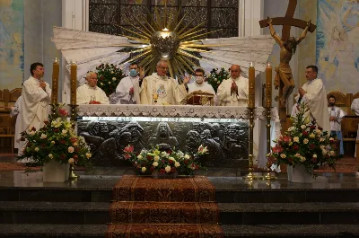 W niedzielę 13 września przeżywaliśmy uroczyste Nabożeństwo Fatimskie. Mszy Świętej przewodniczył i homilię wygłosił ks. Michał Bator - proboszcz parafii pw. Św. Michała Archanioła w Rzeszowie. O godz. 18.40 zostały przedstawione prośby i podziękowania do Matki Bożej Fatimskiej, w intencji których sprawowana była także Msza Święta. Po Mszy Świętej wyruszyła procesja różańcowa z figurą Matki Bożej. Modlitwę różańcową prowadził ks. Dominik Kiełb wraz z parafianami parafii pw. Św. Michała Archanioła w Rzeszowie. Nabożeństwo zakończył Apel Jasnogórski. fot. Rafał Waszczak 