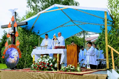 W czwartek w Uroczystość Najświętszego Ciała i Krwi Pańskiej (Boże Ciało) Msza Święta parafialna o godz. 12.00 była sprawowana na osiedlu Drabinianka na placu zieleni między ul. Graniczną i Zieloną. Dziękujemy parafianom za zaangażowanie i pomoc w przygotowaniu ołtarzy: - Ołtarz Mszy Świętej - Spółdzielnia Mieszkaniowa Metalowiec i mieszkańcy ul. Zielonej. - I ołtarz przy kapliczce Matki Bożej Fatimskiej – mieszkańcy bloku ul. Cicha 9. - II ołtarz przy Akademikach – mieszkańcy bloków ul. Cicha 3 i 7. - III ołtarz przed „Energetykiem” mieszkańcy bloku Kwiatkowskiego 5. - IV ołtarz obok bloków ul. Graniczna 4a i 4b – mieszkańcy tychże bloków.  fot. Andrzej Kotowicz