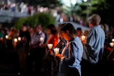 W środę 13 września przeżywaliśmy kolejne w tym roku Nabożeństwo Fatimskie. O godz. 18.40 zostały przedstawione prośby i podziękowania do Matki Bożej Fatimskiej, w intencji których sprawowana była także Msza Święta. Eucharystii przewodniczył i homilię wygłosił ks. Marek Kotwa – wikariusz parafii pw. Św. Michała Archanioła w Rzeszowie. Po Mszy Świętej wyruszyła procesja z figurą Matki Bożej, podczas której modlitwę różańcową prowadzili przedstawiciele parafii pw. Św. Jadwigi Królowej wraz ze swoimi duszpasterzami: ks. Tomaszem Gałuszką oraz ks. Łukaszem Mariuszycem, zaś figurę Matki Bożej nieśli przedstawiciele Bractwa św. Michała Archanioła, Rycerzy Kolumba oraz Związku Strzeleckiego "Strzelec". Modlitwę ubogaciła obecność Orkiestry Dętej pod dyrekcją Tadeusza Cielaka. Nabożeństwo zakończył Apel Jasnogórski. fot. Jola Warchoł